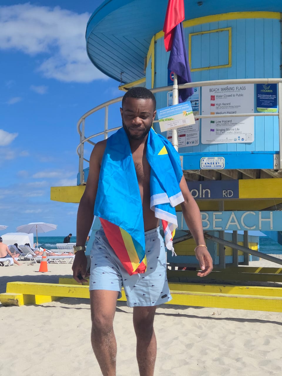 Voyageuse tenant son passeport dans un terminal d'aéroport international